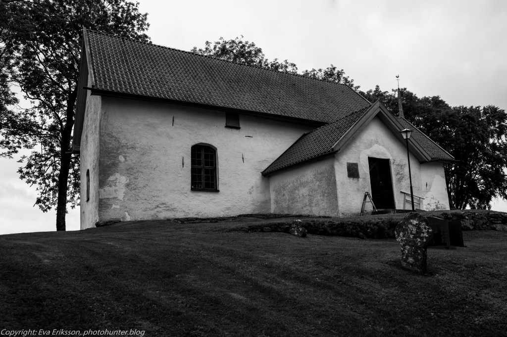 Vårkumla kyrka och gånggrifter