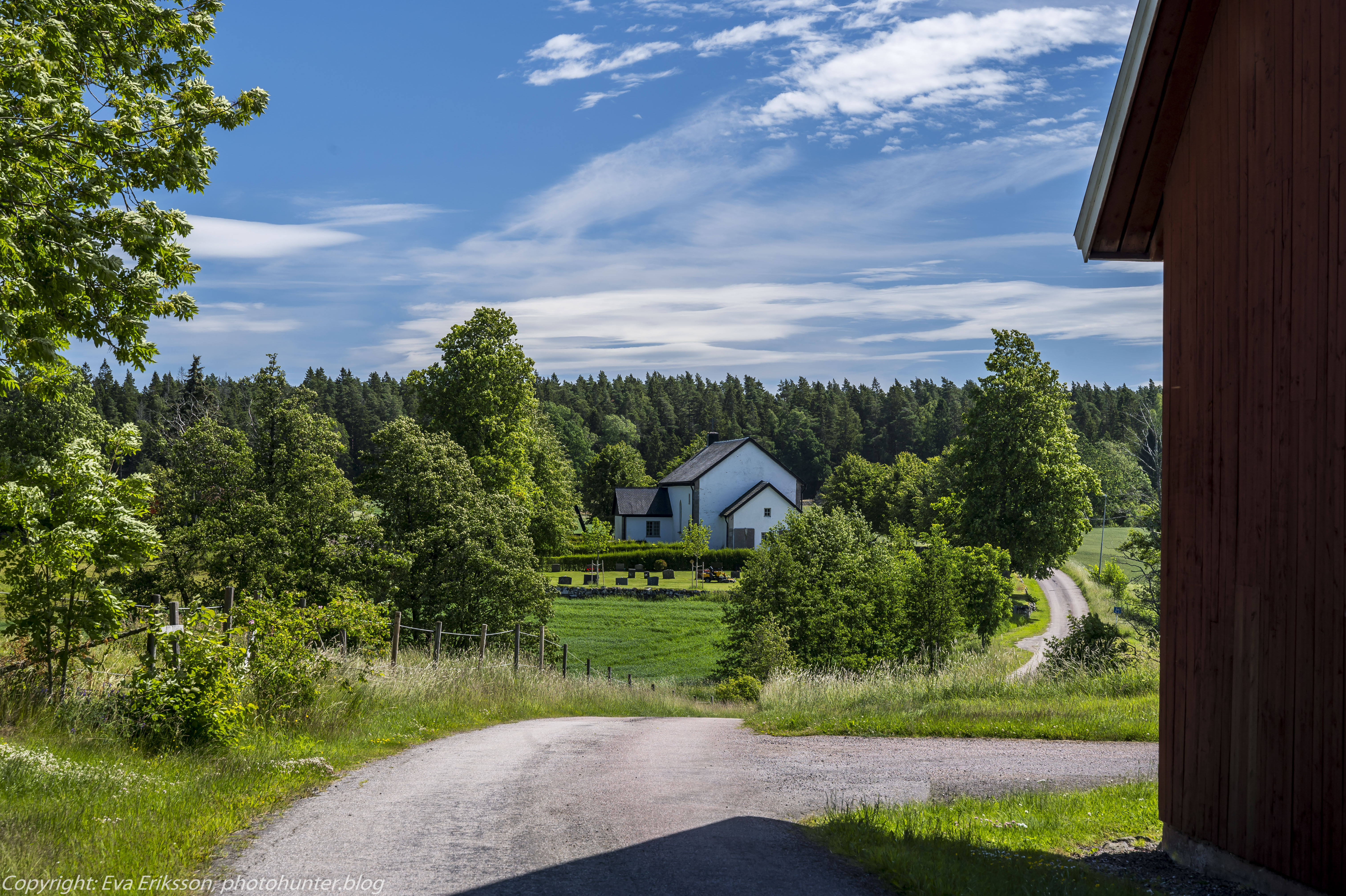 Lavads kyrka och omgivning
