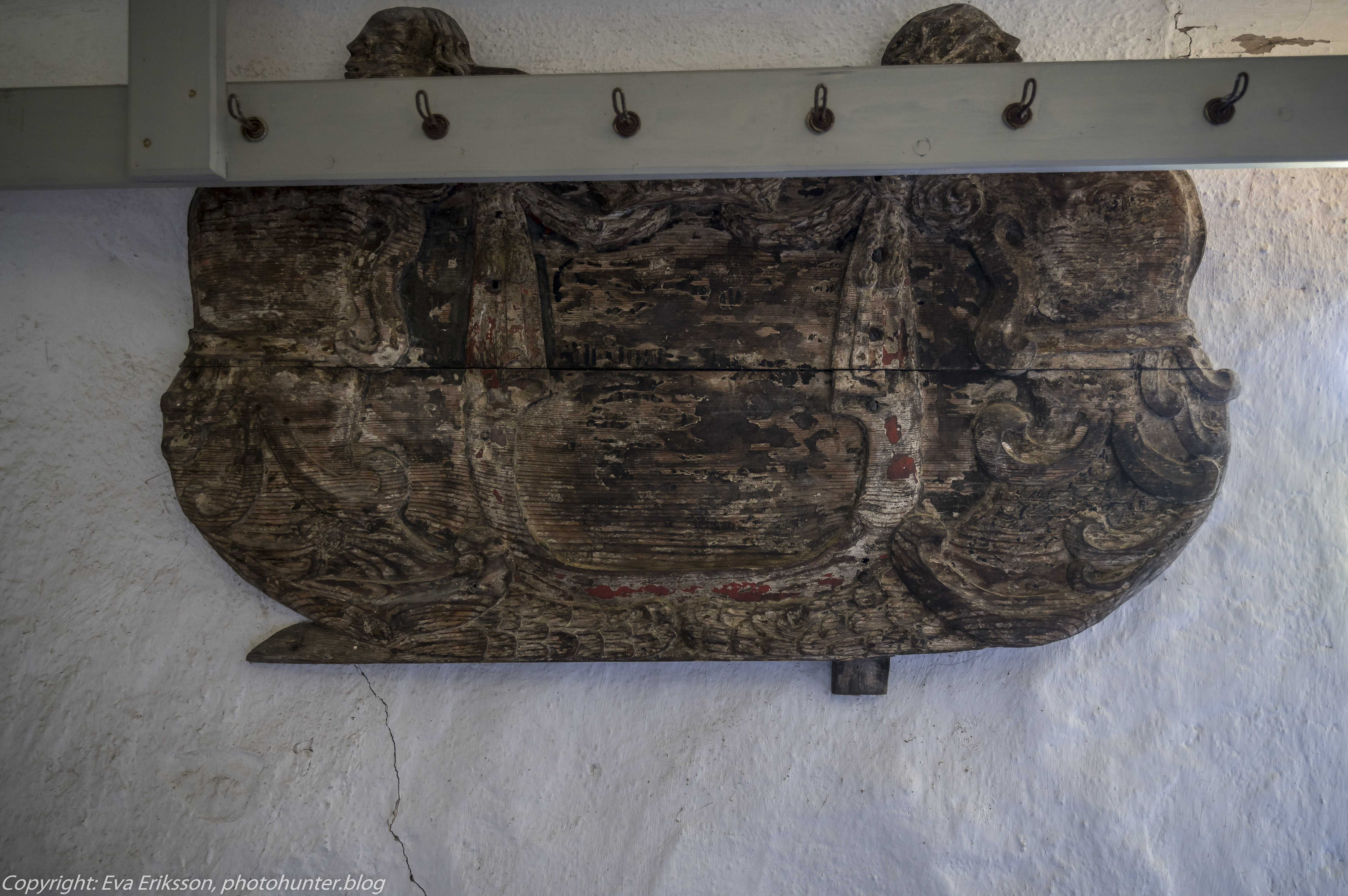 Ett numer oläsligt epitafium över okänd person. Lavads kyrka