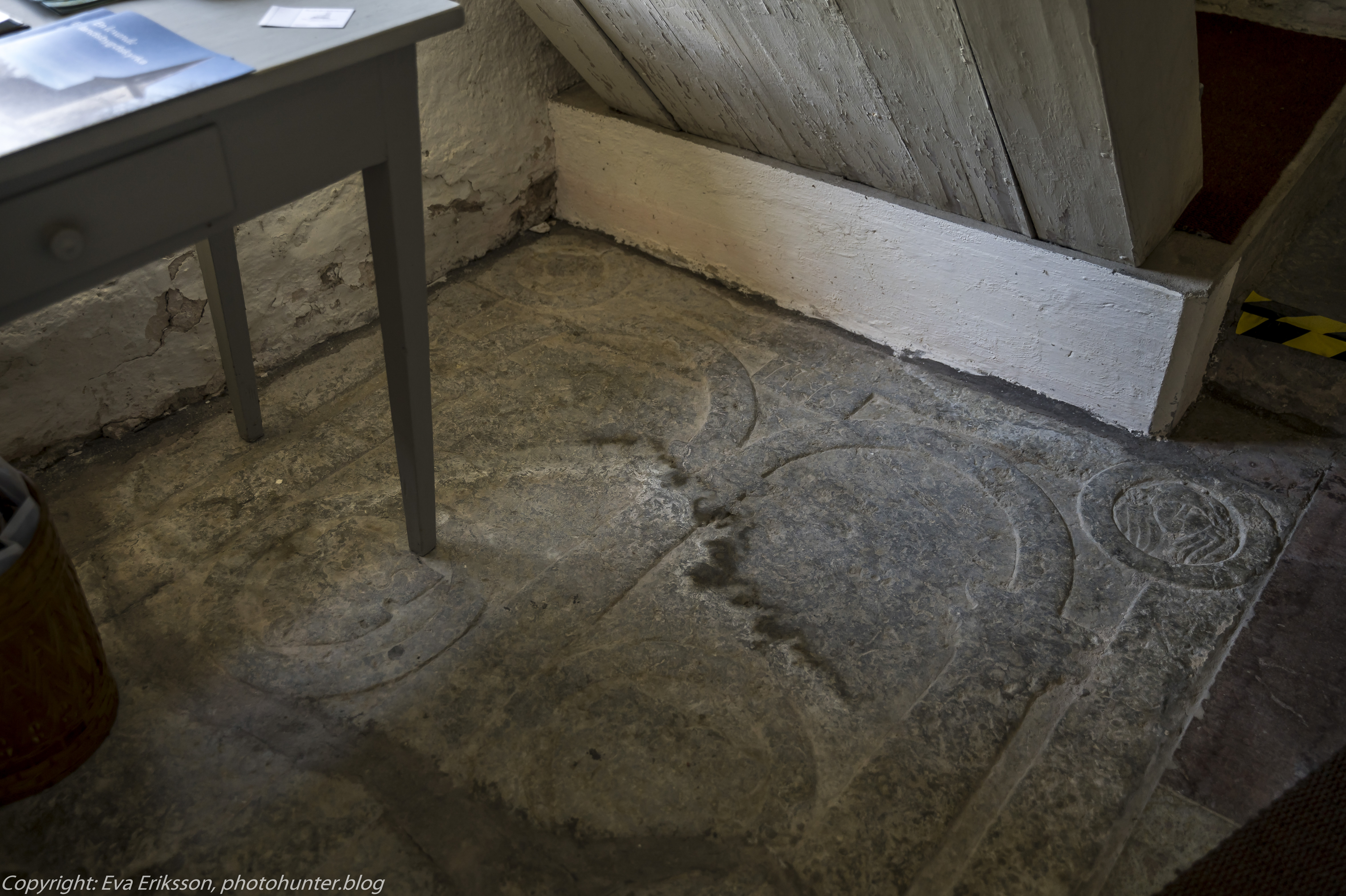 Gravhäll Lavads kyrka