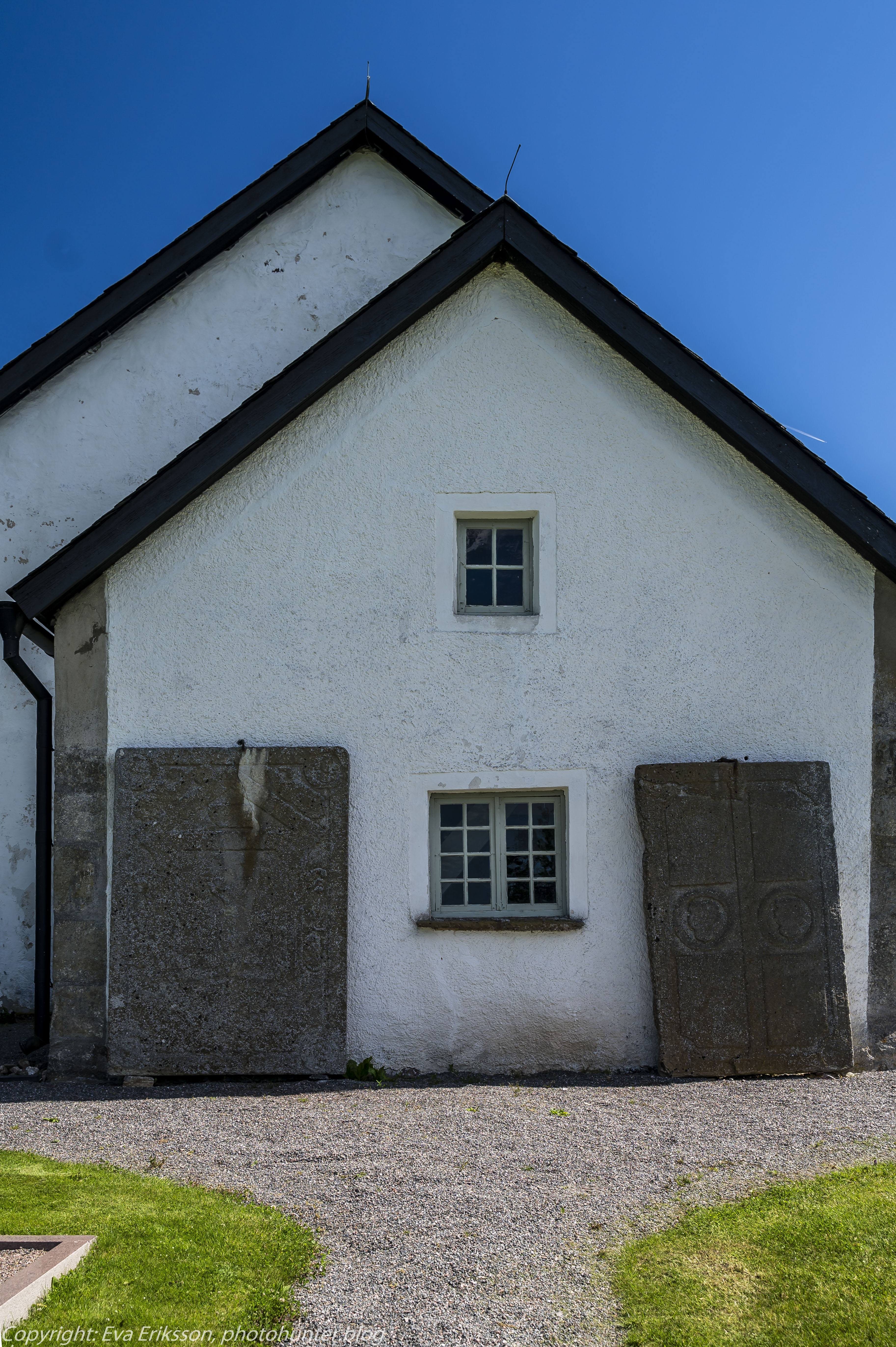 Gravhällar från början på 1600-talet. Lavads kyrka